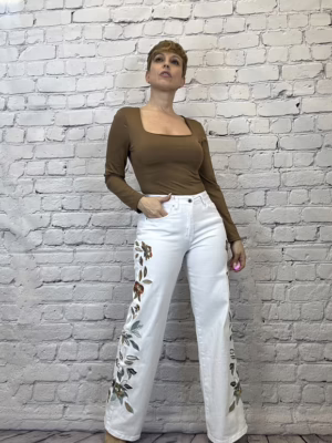 Pantalón de tejido vaquero con flores bordadas en laterales