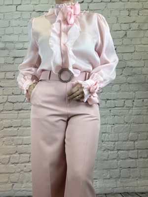 Blusa con chorrera y flor de adorno en puños