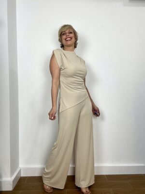 Conjunto versátil y elegante,ideal ocasiones formales o eventos.