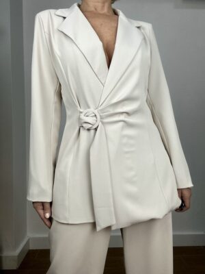 Chaqueta de corte entallado. Destilo minimalista.