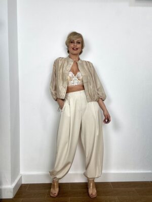 Pantalón bombacho (tipo joger) cintura alta y de tejido fluido.