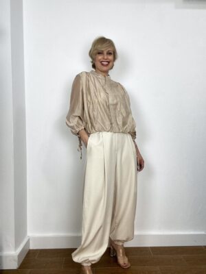 Blusa ideal para combinar y hacer looks contemporáneo y refinado.