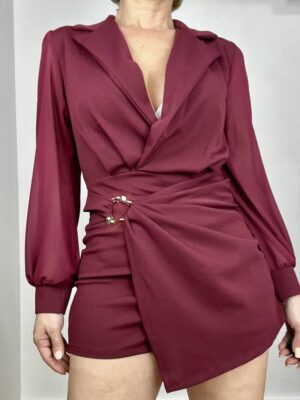 Mono que en la parte interior es un short y parte de afuera tiene tela superpuestta efecto falda.